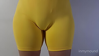 Kijk Hoe Een Prachtige Vrouw In Een Spandex Badpak Je Plaagt Met Een Cameltoe En Dan Haar Strakke Kutje Onthult