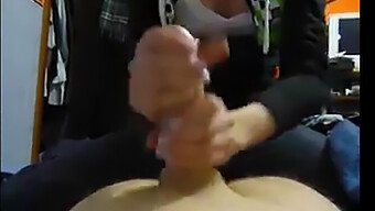 Horúce Domáce Video Nezbednej Priateľky, Ktorá Dáva Epický Handjob